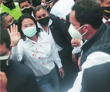  ??  ?? La candidata de la Fuerza Popular, Keiko Fujimori, ha prometido reconcilia­r el país si finalmente gana