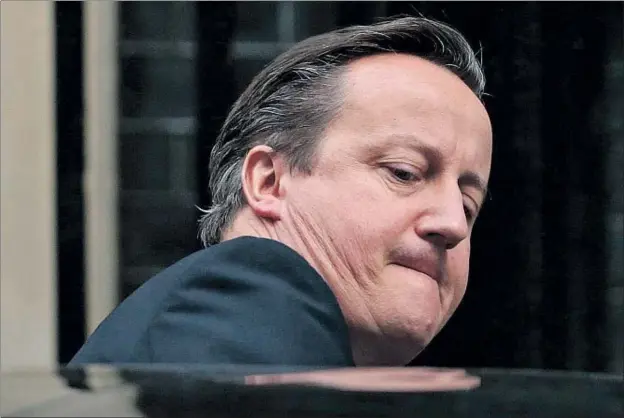  ?? SUZANNE PLUNKETT / REUTERS ?? El primer ministre britànic, David Cameron, sortint ahir de la seva residència a Downing Street