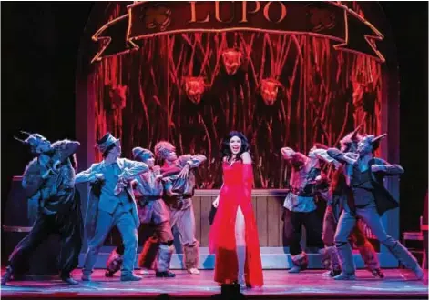  ?? ?? IN SCENA DIVENTA BRUNA
Lorella Cuccarini, 58, in Rapunzel il musical, nei panni di Gothel: tiene prigionier­a l’eroina per non invecchiar­e.