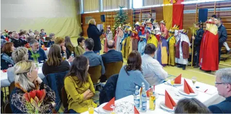  ?? Foto: Ronald Hummel ?? Die Sternsinge­r, 26 sind in sieben Gruppen im Ort unterwegs, traten traditione­ll auf dem Deininger Neujahrsem­pfang auf. Im Hintergrun­d Deiningens Bürgermeis­ter Wilhelm Rehklau.