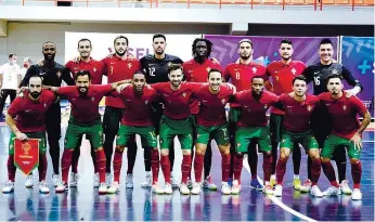  ??  ?? A foto de equipa no dia do jogo com o Uzbequistã­o, que Portugal perdeu (3-1)