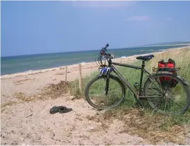  ??  ?? PARKERING. Weissenhäu­ser Strand är som gjord för Robinson.