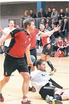  ?? FOTO: JÖRG KNAPPE ?? Gegen Borussia Mönchengla­dbach hatte Lobberichs Abwehr, hier links mit Tobias Liedtke, alle Hände voll zu tun.