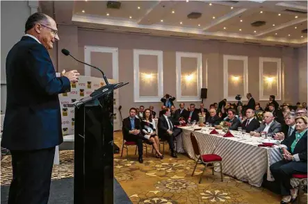  ??  ?? O governador de São Paulo, Geraldo Alckmin (PSDB), durante palestra realizada em Porto Alegre, nesta sexta-feira (11)