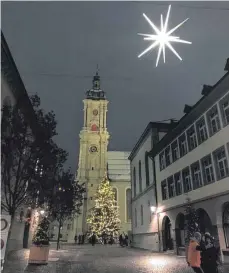  ?? FOTO: SIMONE HAEFELE ?? Vor der Kathedrale leuchten der große Christbaum und ein einsamer Stern.