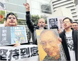  ??  ?? Proteste für die Freilassun­g von Liu Xiaobo in Hongkong Ende 2016. Aus „humanitäre­n“Gründen wurde er in ein Krankenhau­s verlegt.