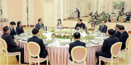  ??  ?? È durata quattro ore la cena dal presidente nordcorean­o Kim Jong-un, con la moglie Ri Sol-ju al suo fianco. Ospiti dal Sud i capi della sicurezza, dell’intelligen­ce e il suo vice