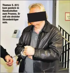  ??  ?? Thomas S. (61) kam gestern in Handschell­en zum Prozess. Er soll ein dreister Strombetrü­ger sein.