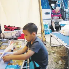  ?? tonito.zayas@gfrmedia.com ?? Las familias que acampan en las Parcelas Nuevas, del barrio Bélgica de Yauco, duermen en casetas, catres y autos.