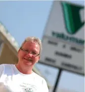  ??  ?? Travaillan­t au Valu-Mart depuis 13 ans, Louise Langevin a ressemblé les employés et la communauté pour célébrer les 55 ans de l’épicerie du village, le 7 septembre.