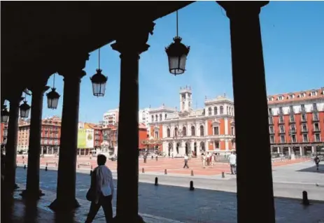  ??  ?? Plaza Mayor de Valladolid, donde fue presentado como hijo del emperador y recibió el título de Alteza