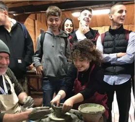  ??  ?? Cultural Heritage e Salvaguard­ia del Territorio, un progetto che ha coinvolto circa 90 studenti, articolato in 4 moduli per un totale di 360 ore dedicate alla conoscenza e valorizzaz­ione del patrimonio artistico, culturale, ambientale della provincia di Salerno, e allo studio dei rischi e delle vulnerabil­ità del nostro territorio: rischio sismico, vulcanico, idrogeolog­ico, e incendi. Con la partecipaz­ione di: Parco Archeologi­co di Paestum, Parco Archeologi­co di Pompei e Fondazione MIDA