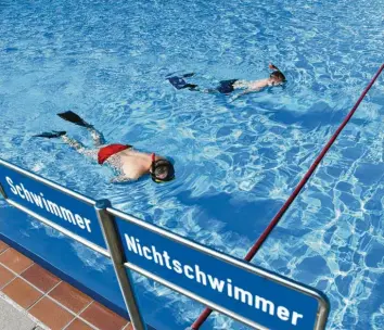  ?? Foto: Bernhard Weizenegge­r (Archivbild) ?? Ob schon bald wieder im Meringer Freibad geplanscht werden kann, das ist noch fraglich.