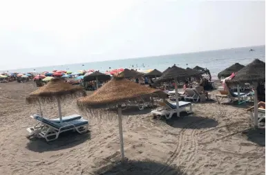  ?? Foto: Michael Trampert ?? Der Ferrara-Strand in Torrox ist noch nicht so stark überlaufen wie anderswo.