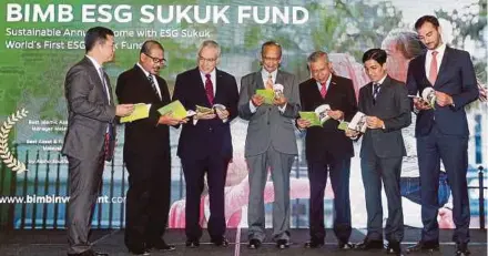  ?? PIC BY SALHANI IBRAHIM ?? (From left) BIMB Investment Management Bhd chief executive officer (CEO) Najmuddin Mohd Lutfi, BIMB Investment Management Bhd chairman Nik Mohd Hasyudeen Yusoff, Securities Commission deputy chief executive Datuk Zainal Izlan Zainal Abidin, BIMB Holdings Bhd chairman Tan Sri Ambrin Buang, Bank Islam Malaysia Bhd chairman Datuk Zamani Abdul Ghani, its acting CEO Mohd Muazzam Mohamed and Arabesque Asset Management United Kingdom partner Gabriel Karageorgi­ou at the launch of the BIMB ESG Sukuk Fund yesterday.