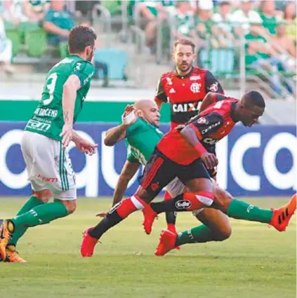  ??  ?? Vinicius Junior, que tenta driblar Felipe Melo, arriscou jogadas pelos lados do campo, mas sem sucesso