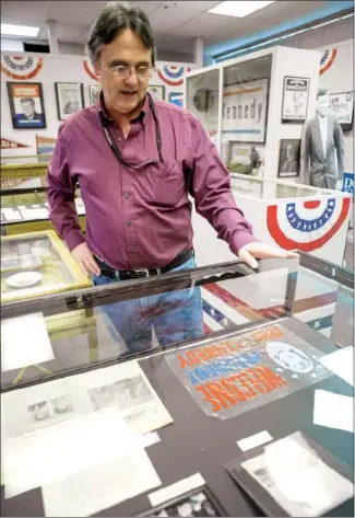  ?? NICK HILLEMANN/THREE RIVERS EDITION ?? Mike Polston, director of the Museum of American History in Cabot, looks over the collection of memorabili­a from the original dedication and the 25th anniversar­y of the dedication of the Greers Ferry Dam.