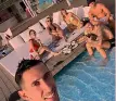  ?? ?? Di Maria ha postato sui social questa foto dalle vacanze di Ibiza con Leandro Paredes, Giovani Lo Celso e le rispettive compagne. I tre erano compagni al Psg e hanno legato molto fuori dal campo.