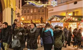  ??  ?? Der eigentlich­e Sinn: Klar, dass in der Langen Einkaufsna­cht viele flaniert und auch gekauft wird. Am Frei tagabend ging die Rechnung für Besucher und Händler auf.