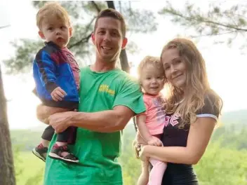  ?? PHOTO COURTOISIE ?? Jason Hopson et Isabelle Dupuis, accompagné­s de leurs enfants, Bo, 2 ans, et Megan, 3 ans, qui ne peuvent aller à la garderie à cause de la grève des CPE.