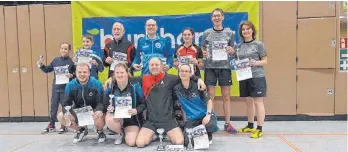  ?? FOTO: REINER NÜBLING ?? Die Platzierte­n beim 48. Turnier des TSV Laichingen im Mixed Wettbewerb A und B. Zwölf Duos gingen am Sonntag Mittag an den Start in der Jahnhalle.