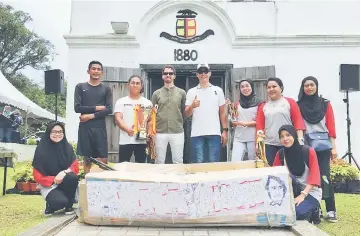  ??  ?? Jason (standing third left), Fazzrudin (standing centre) together with Zasa Enraz and their winning cardboard boat.