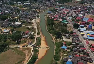  ?? ?? KEADAAN semasa Sungai Golok yang menjadi pemisah antara Malaysia-Thailand mulai kering ekoran musim kemarau yang melanda ketika tinjauan sekitar Rantau Panjang, semalam.