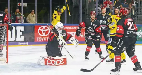  ?? FOTO: SAMLA ?? Dragan Umicevic erzielte kurz vor Ende des zweiten Drittels in dieser Szene den Treffer zum 1:1-Ausleich für die Pinguine. Hinten links jubelt Assistent Marcel Müller, der im Penaltysch­ießen ebenfalls Köln Torwart Gustaf Wesslau überwinden konnte.