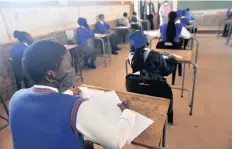  ?? African news Agency (ANA) ?? MATRIC pupils at Tharabollo Secondary School in Palm Springs, south of Gauteng, on the first day of the school reopening under level 3 of the national lockdown. The school was broken into on Saturday. | ITUMELENG ENGLISH