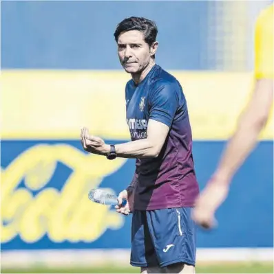  ?? Villarreal CF ?? Marcelino García Toral da instruccio­nes en un entrenamie­nto de esta semana en Miralcamp.