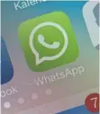  ?? FOTO: DPA ?? Polizisten sollen künftig auch Chatnachri­chten bei WhatsApp mitlesen dürfen – das ruft Datenschüt­zer auf den Plan.
