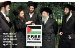  ??  ?? Members of the Neturei Karta group protest against Israel