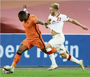  ?? — Reuters ?? Going all out: Holland’s Steven Bergwijn (left) vying for the ball with Poland’s Kamil Jozwiak during the Nations League match in Amsterdam.