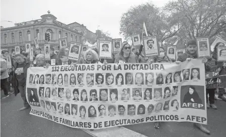  ?? ?? víctimas de desaparici­ones forzadas marcharon en el 49 aniversari­o del golpe militar chileno