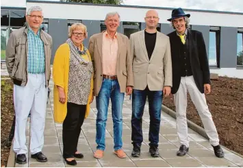  ?? Foto: Sandra Baumberger ?? Josef Nieberle, Claudia und Edgar Schmidt, Alois Rindle und Wilfried Mütterlein (von links) sind stolz auf das neue „Fichtenhau­s“, in das sie viel Zeit, Nerven und auch Geld investiert haben. Am Samstag wird der Neubau eröffnet.