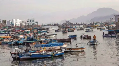  ?? FOTOS: DPA ?? Verlassen liegen viele der Fischerboo­te in einem Hafen südlich von Peru. Dort werden anomale Wellen erwartet.