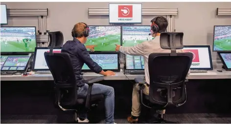  ?? FOTO: VENNENBERN­D/DPA ?? Doppelt hält besser: Künftig wird es zwei Video-Assistente­n geben, die bei strittigen Szenen in Bundesliga-Spielen eingreifen dürfen.
