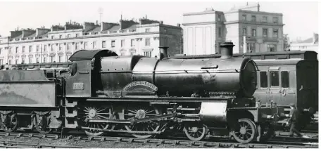  ?? F.R. HEBRON/RAIL ARCHIVE STEPHENSON. ?? ‘County’ 4-4-0 No 3836 County of Warwick outisde Paddington Station in September 1927.