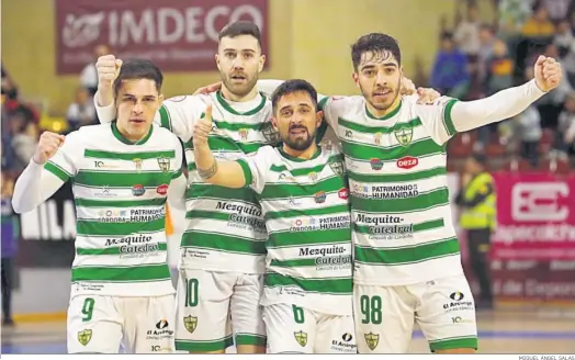  ?? MIGUEL ÁNGEL SALAS ?? Viana, Saura, Jesulito y Lucas Perin celebran un gol durante un partido disputado en Vista Alegre.