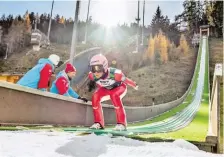  ?? BILD: SN/ÖSV/KOTLABA ?? Stefan Kraft auf der weltweit einzigen SkisprungT­rainingssp­ur in Ramsau am Dachstein.