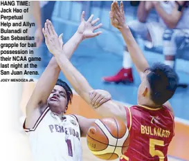  ?? JOEY MENDOZA JR. ?? HANG TIME: Jack Hao of Perpetual Help and Allyn Bulanadi of San Sebastian grapple for ball possession in their NCAA game last night at the San Juan Arena.