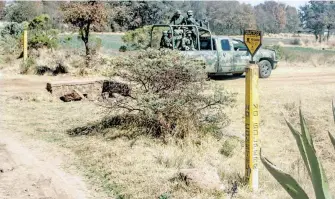  ?? /ROBERTO HERNÁNDEZ ?? Elementos del Ejérci
to patrullan poliductos de Petróleos Mexicanos