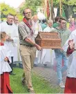  ??  ?? Der Reliquien-Schrein wurde von der Gezelin-Kapelle zum Altar gebracht.