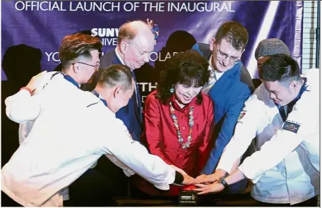 ?? - GLENN GUAN/The Star ?? (from left) Ming, Siau, Sunway University vice-chancellor Prof Graeme Wilkinson, Lee, (from right) Wei and Tay launch the Young Chef Scholarshi­p.