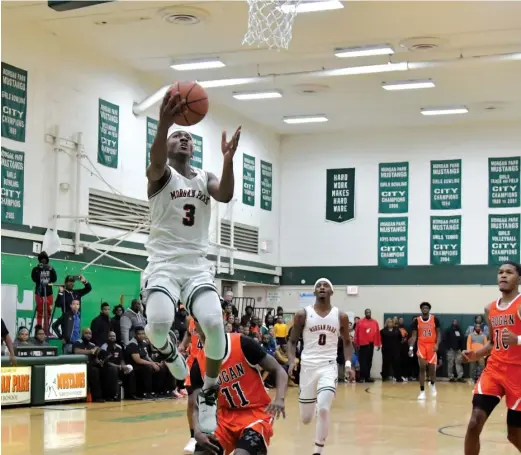  ?? WORSOM ROBINSON/FOR THE SUN-TIMES ?? Morgan Park’s Chris Roberts scores two of his 27 points Tuesday against Bogan. Roberts also had eight rebounds.