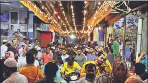  ?? DHEERAJ DHAWAN/ HT PHOTO ?? Shoppers at the Chowk bazaar in Lucknow’s old city area on the evening before Eid. The area was in full festive mode with Rathyatra coinciding with Chaand Raat.