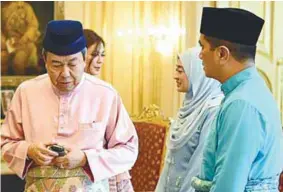  ??  ?? Sultan Sharafuddi­n gives his consent for Mohamed Azmin to assume the position of economic affairs minister yesterday, a day after granting an audience to the mentri besar.