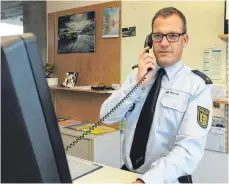  ?? FOTO: INGEBORG WAGNER ?? Jörg Rommelfang­er, Leiter des Polizeirev­iers Tuttlingen, beschäftig­t sich eingehend mit dem Thema Gewalt gegen Polizeibea­mte.