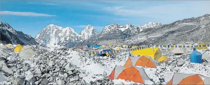  ?? RM. BOSCH. ?? Panorámica del campo base nepalí del Everest, a 5.350 metros de altura, donde duermen cerca de mil personas en tiendas montadas encima del hielo y las rocas