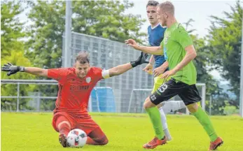  ?? FOTO: FLORIAN WOLF ?? Der FV Ravensburg um Torwart Haris Mesic und Philipp Altmann bekam gegen den SSV Ulm 1846 (rechts Steffen Kienle) in der Abwehr richtig viel zu tun.